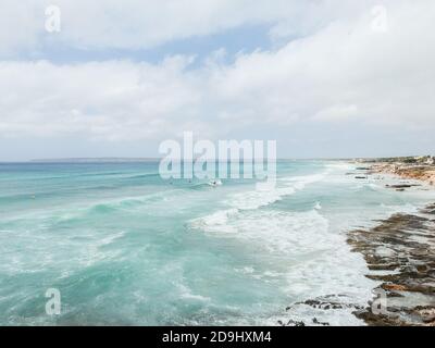 Luftaufnahme mit Drohne von der Küste. Formentera Insel, Spanien. Stockfoto