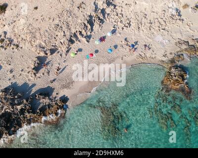 Luftaufnahme mit Drohne von der Küste. Formentera Insel, Spanien. Stockfoto