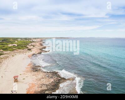 Luftaufnahme mit Drohne von der Küste. Formentera Insel, Spanien. Stockfoto