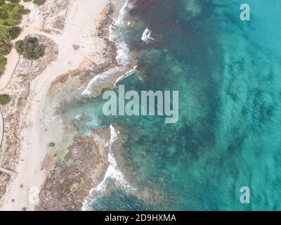 Luftaufnahme mit Drohne von der Küste. Formentera Insel, Spanien. Stockfoto