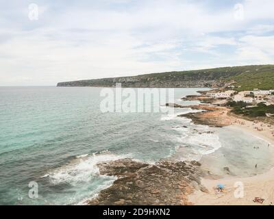 Luftaufnahme mit Drohne von der Küste. Formentera Insel, Spanien. Stockfoto