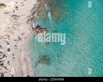 Luftaufnahme mit Drohne von der Küste. Formentera Insel, Spanien. Stockfoto