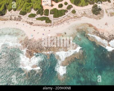 Luftaufnahme mit Drohne von der Küste. Formentera Insel, Spanien. Stockfoto