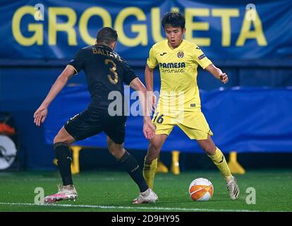 Vila Real. November 2020. Villarreals Kubo Takefusa (R) steht am 5. November 2020 im Estadio de la Ceramica in Vila-real, Spanien, während des UEFA Europa League Group I-Spiels zwischen Villarreal CF und Maccabi Tel Aviv F.C. vor dem Matan Baltaxa aus Tel Aviv. Quelle: Pablo Morano/Xinhua/Alamy Live News Stockfoto