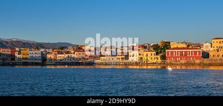 Schöne Aussicht auf den alten venezianischen Hafen von Chania, Kreta, Griechenland, Geschäft, Hotels, Cafés und Restaurants am Kai.Schifffahrtsmuseum von Kreta. Kretische Berge Stockfoto