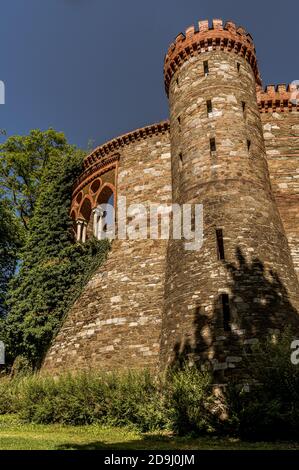 Vertikale Low-Angle-Aufnahme des Kamieniec Zabkowicki Palast in Polen Stockfoto