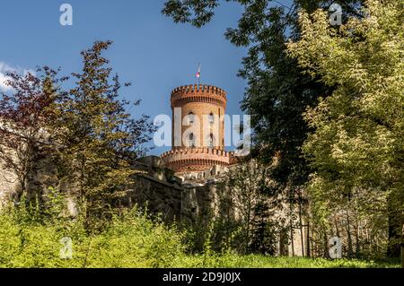 Low-Angle-Aufnahme des Kamieniec Zabkowicki Palastes in Polen Stockfoto