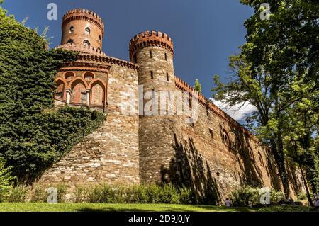 Low-Angle-Aufnahme des Kamieniec Zabkowicki Palastes in Polen Stockfoto