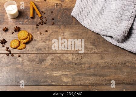 Holz rustikalen Tisch in einem Café im Winter. Der Blick von oben. Kaffeebohnen und Kekse. Copyspace Stockfoto