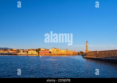 Ikonischer Blick auf den alten venezianischen Hafen, Chania, Kreta, Griechenland am Morgen. Berühmter alter Hafen Leuchtturm, Maritime Museum, Firka Festung. „Goldene Stunde“ Stockfoto