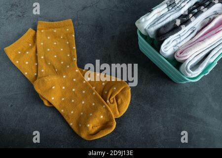 Ein Paar gelbe Socken auf dunklem Hintergrund Stockfoto