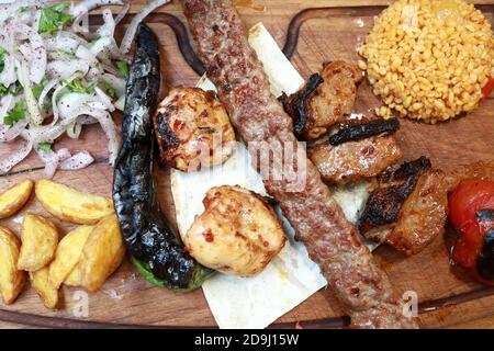 Verschiedene Kebabs auf Holzbrett im türkischen Restaurant Stockfoto