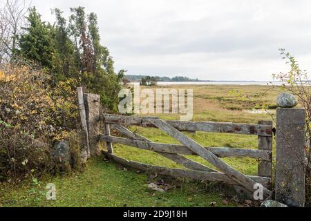 Verwittertes altes Holztor an der Ostseeküste Meer auf der Insel Oland in Schweden Stockfoto