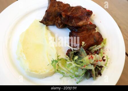 Geschmorte Schweinefleischrippen in Grillsauce mit Kartoffelpüree Stockfoto