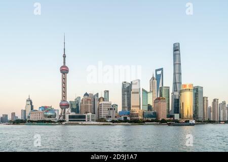 Die Skyline von lokalen Sehenswürdigkeiten wie Oriental Pearl Tower, Shanghai Center, Shanghai World Financial Center und Jin Mao Tower ist U gesehen Stockfoto