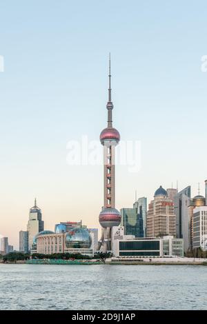 Die Skyline von lokalen Sehenswürdigkeiten wie Oriental Pearl Tower, Shanghai Center, Shanghai World Financial Center und Jin Mao Tower ist U gesehen Stockfoto