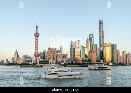 Die Skyline von lokalen Sehenswürdigkeiten wie Oriental Pearl Tower, Shanghai Center, Shanghai World Financial Center und Jin Mao Tower ist U gesehen Stockfoto