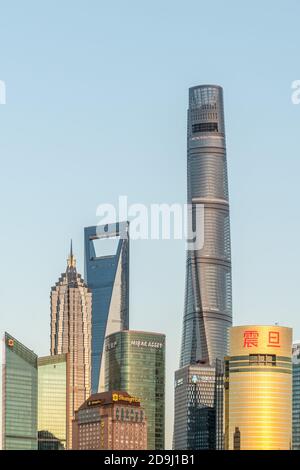 Die Skyline von lokalen Sehenswürdigkeiten wie Oriental Pearl Tower, Shanghai Center, Shanghai World Financial Center und Jin Mao Tower ist U gesehen Stockfoto