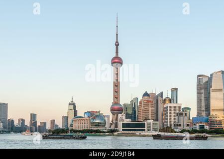 Die Skyline von lokalen Sehenswürdigkeiten wie Oriental Pearl Tower, Shanghai Center, Shanghai World Financial Center und Jin Mao Tower ist U gesehen Stockfoto