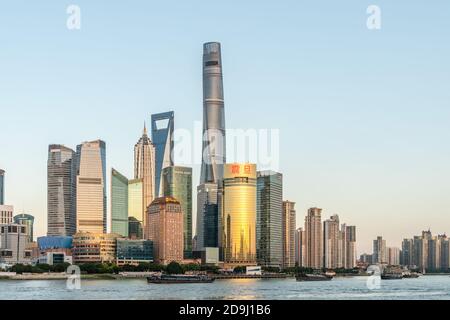 Die Skyline von lokalen Sehenswürdigkeiten wie Oriental Pearl Tower, Shanghai Center, Shanghai World Financial Center und Jin Mao Tower ist U gesehen Stockfoto