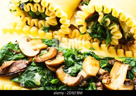 Italienische Lasagne mit Pilzen, Champignons, Käse und Spinat.Nahaufnahme, Makro Stockfoto