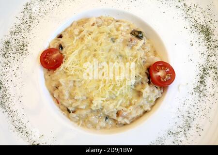 Risotto mit Steinpilzen auf Teller im Restaurant Stockfoto