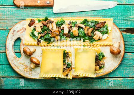 Lasagne mit Pilzen, Champignons, Käse und Spinat. Traditionelle italienische Küche. Stockfoto