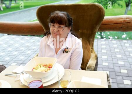 Porträt einer älteren Frau im Restaurant auf der Terrasse Stockfoto