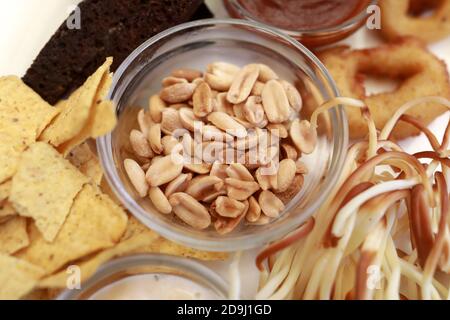Teller mit verschiedenen Biersnacks im Restaurant Stockfoto