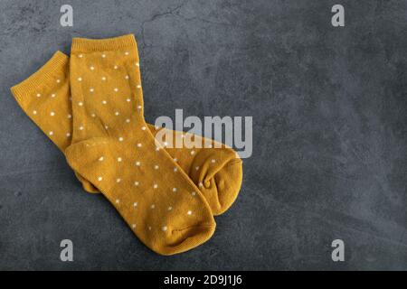 Ein Paar gelbe Socken auf dunklem Hintergrund Stockfoto