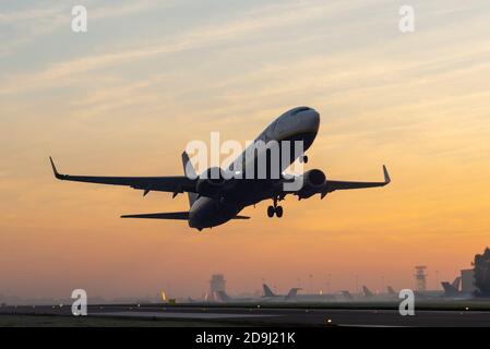 London Southend Airport, Essex, Großbritannien. November 2020. Trotz der Rückkehr Großbritanniens in die Blockierung hat Ryanair-Chef Michael O'Leary erklärt, dass sie Flüge nicht stornieren werden, was bedeutet, dass Fluggästen keine Erstattungen angeboten werden. Sie werden jedoch in der Lage sein, auf einen späteren Flug umzusteigen. Als Teil der zweiten Sperre hat die britische Regierung alles, was außer notwendig ist, in England verboten. Der erste Flug, der den Flughafen Southend seit Beginn der zweiten Sperre absetzte, war der 06:45 FR2184 nach Alicante, Spanien, einem Land, in dem auch die Infektion zunimmt Stockfoto