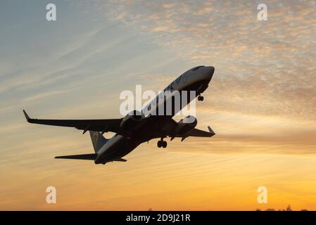 London Southend Airport, Essex, Großbritannien. November 2020. Trotz der Rückkehr Großbritanniens in die Blockierung hat Ryanair-Chef Michael O'Leary erklärt, dass sie Flüge nicht stornieren werden, was bedeutet, dass Fluggästen keine Erstattungen angeboten werden. Sie werden jedoch in der Lage sein, auf einen späteren Flug umzusteigen. Als Teil der zweiten Sperre hat die britische Regierung alles, was außer notwendig ist, in England verboten. Der erste Flug, der den Flughafen Southend seit Beginn der zweiten Sperre absetzte, war der 06:45 FR2184 nach Alicante, Spanien, einem Land, in dem auch die Infektion zunimmt Stockfoto