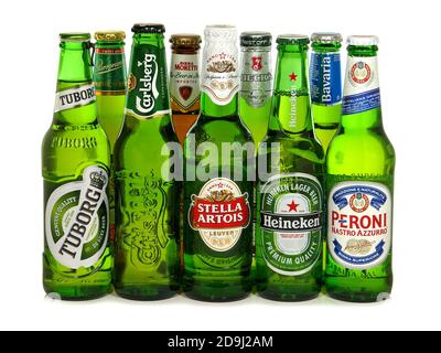 BUKAREST, RUMÄNIEN - 12. JANUAR 2016. In Europa hergestellte Biermarken, darunter Carlsberg, Stella Artois, Heineken, Peroni, Tuborg, Becks, Stockfoto