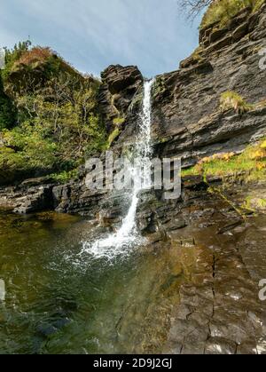 Wasserfall auf Allt na Pairte Fluss, wie es stürzt über Klippen in einen Pool an Boreraig, Isle of Skye, Schottland, Großbritannien Stockfoto