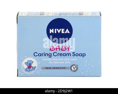 BUKAREST, RUMÄNIEN - 12. JANUAR 2016. Nivea Baby Pflege Creme Seifenstück auf weiß isoliert Stockfoto
