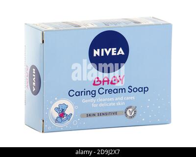 BUKAREST, RUMÄNIEN - 12. JANUAR 2016. Nivea Baby Pflege Creme Seifenstück auf weiß isoliert Stockfoto
