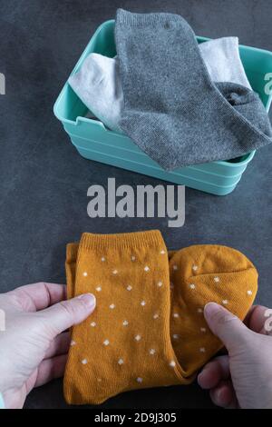 Ein Paar gelbe Socken auf dunklem Hintergrund Stockfoto