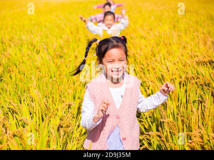 Eine Kindergärtnerin nimmt Kinder mit, um in den goldenen Reisfeldern zu malen, um den kommenden Herbst in Rugao City, der ostchinesischen Provinz Jiangsu, zu begrüßen. Stockfoto