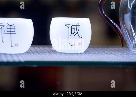 Chinesische Teekannen und Tassen in einem Schaufenster, Hongkong, China. Stockfoto