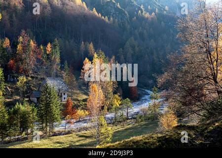 Typisches Haus im Trentatal im Herbst, Slowenien Stockfoto