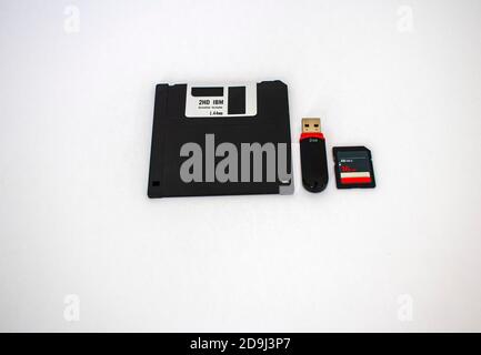 Alte Diskette, usb-Flash und Speicherkarte auf weißem Hintergrund. In Innenräumen Stockfoto