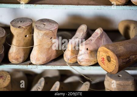 Formteile, Holzschuhlänge, handgemacht, Schuster Stockfoto
