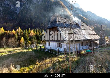 Typisches traditionelles Haus im Trentatal im Herbst, Slowenien Stockfoto