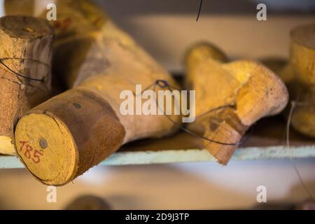 Formteile, Holzschuhlänge, handgemacht, Schuster Stockfoto