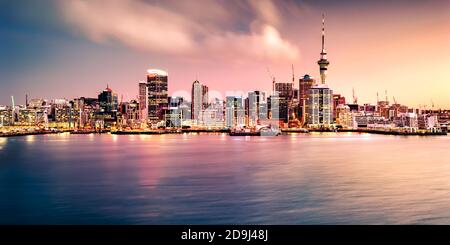 AUCKLAND, NEUSEELAND - 18. Aug 2018: Panoramablick auf die Skyline von Auckland und den Hafen bei Sonnenuntergang. Auckland ist bekannt als die "City of Sails" und will Stockfoto