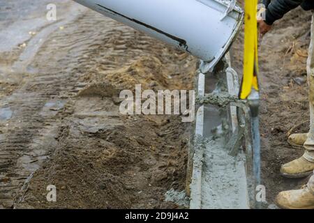 Mischbeton Gießen bei Bauzement während Bürgersteig bereit gemischt Beton auf der Straße Stockfoto