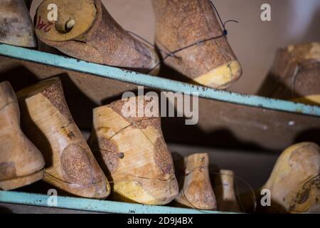 Formteile, Holzschuhlänge, handgemacht, Schuster Stockfoto