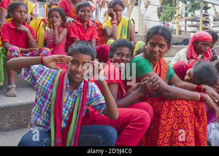 Eine erweiterte Familie aus Kerala Staat Besuch Sri Padmanabhaswamy Tempel in Thiruvananthapuram (Trivandrum), Kerala, Südindien Stockfoto