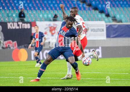 Leipzig, Deutschland. November 2020. Moise KEAN (li., PSG) gegen Dayot UPAMECANO (L), Action, Duelle, Fußball Champions League, Gruppenphase, Gruppe H, Spieltag 3, RB Leipzig (L) - Paris St. Germain (PSG) 2: 1, am 20.10 .2020 in Leipzig/Deutschland. Â Nutzung weltweit Credit: dpa/Alamy Live News Stockfoto