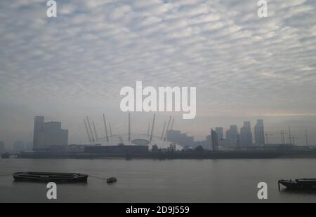 Die O2 Arena im Osten Londons ist am Freitagmorgen im Nebel. Stockfoto